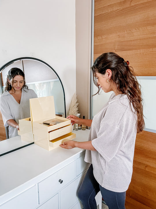 How to use a makeup organizer drawers to store beauty products